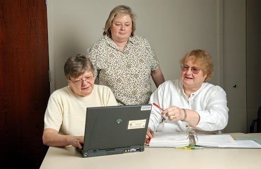Helping Seniors Use Computers Safely and Comfortably Helping Seniors Use Computers Safely and Comfortably