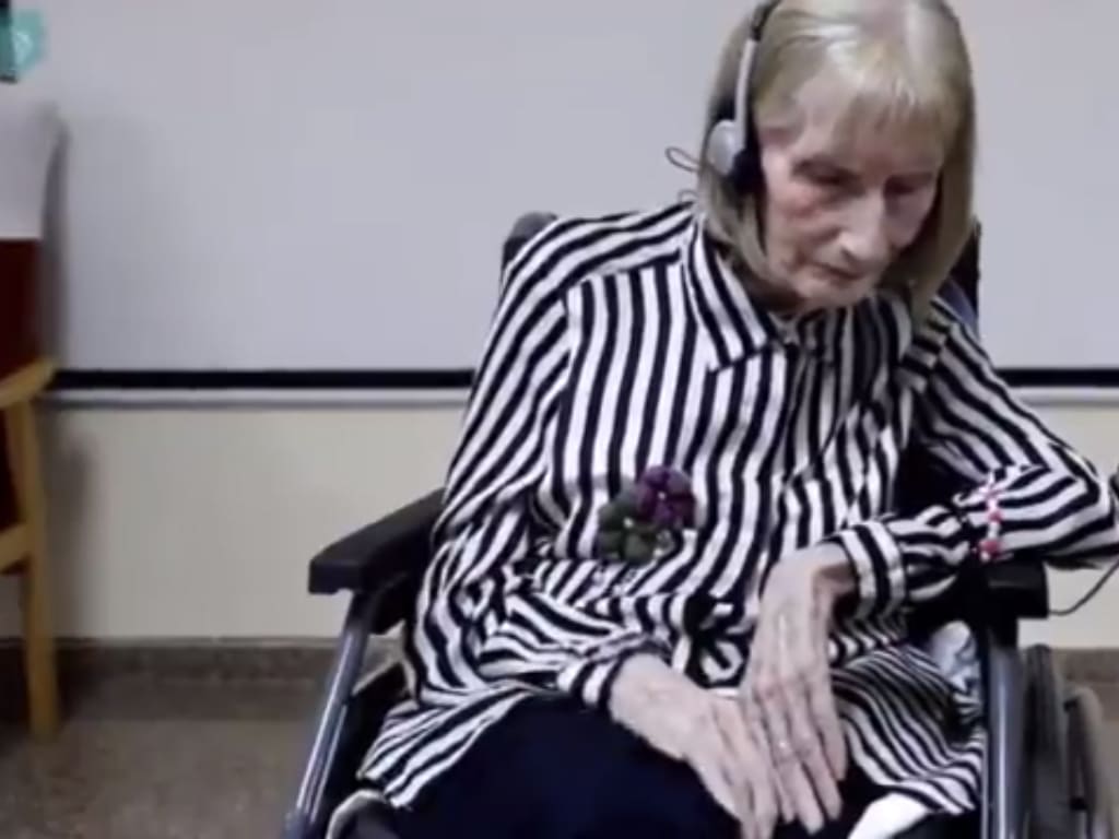 Ballerina With Alzheimer’s Hears ‘Swan Lake’ And Remembers the Choreagraphy smpltec