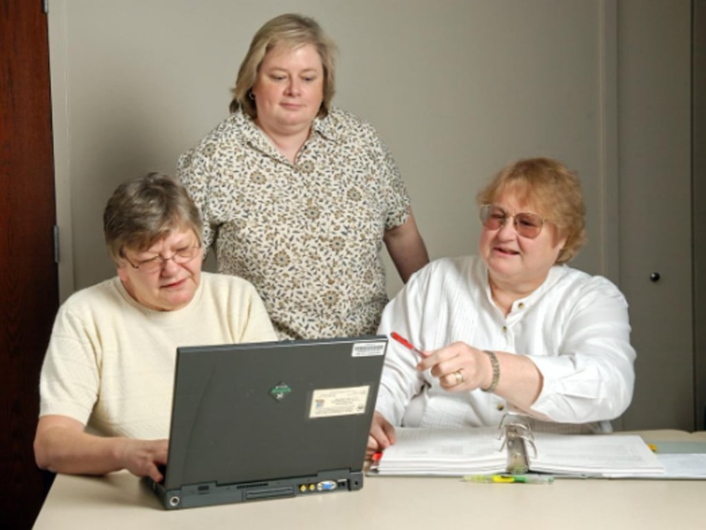 Helping-Seniors-Use-Computers-Safely-Comfortably-SMPLTEC